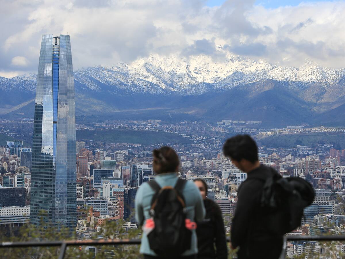 La “burbuja” de la élite en Santiago: estudio revela que los apellidos reflejan la profunda segregación social entre comunas