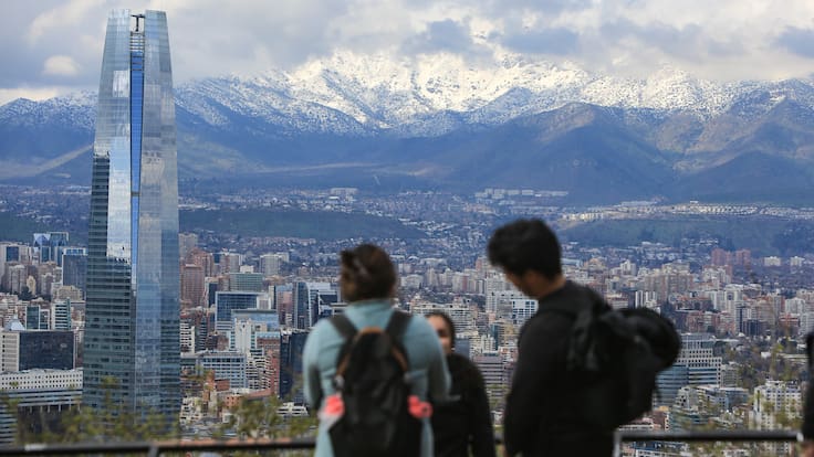 La “burbuja” de la élite en Santiago: estudio revela que los apellidos reflejan la profunda segregación social entre comunas