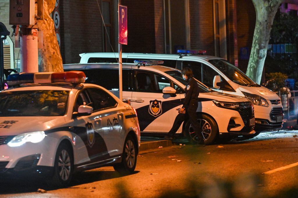 Vehículos policiales desplegados en las calles de Shanghai en China