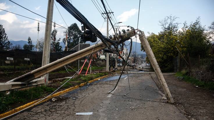 Camión derriba cinco postes y deja sin luz a vecinos de Quilicura