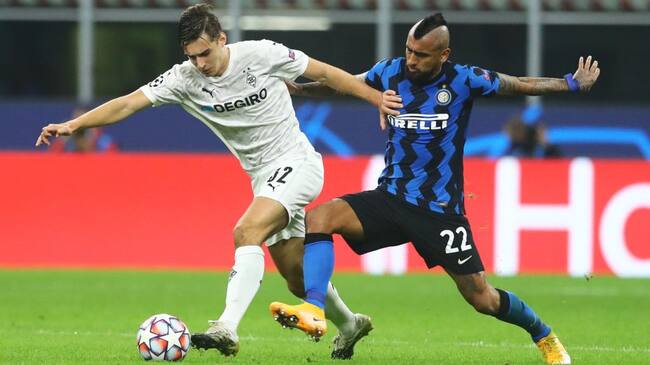 MILAN, ITALY - OCTOBER 21: (BILD ZEITUNG OUT) Florian Neuhaus of Borussia Monchengladbach and Arturo Vidal of FC Internazionale battle for the ball during the UEFA Champions League Group B stage match between FC Internazionale and Borussia Moenchengladbach at Stadio Giuseppe Meazza on October 21, 2020 in Milan, Italy. (Photo by Matteo Ciambelli/DeFodi Images via Getty Images)
