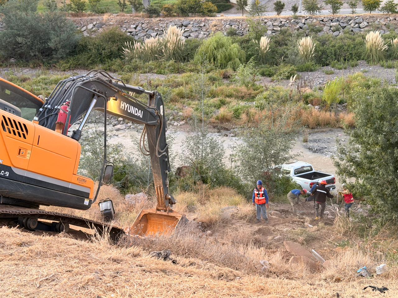 Terminó dentro del río Mapocho: conductor resulta ileso tras desbarrancarse
