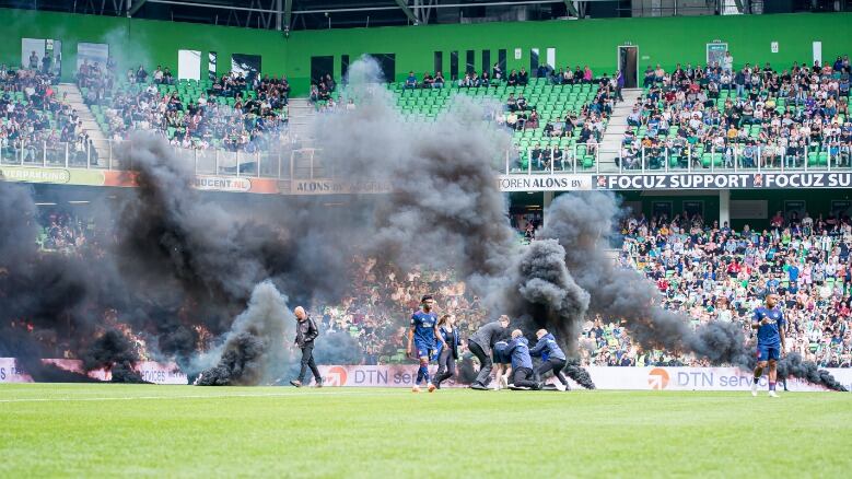 La ejemplar decisión que tomó Ajax con hinchas afectados en partido suspendido por bombas de humo