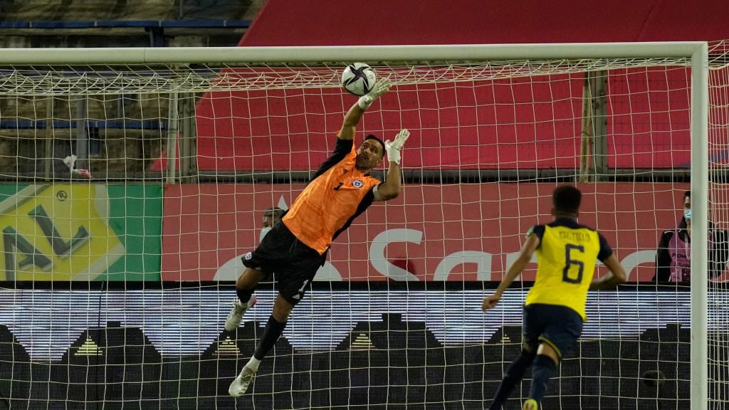 Claudio Bravo destacó la lucha ante Ecuador: "Con un hombre menos cuesta mucho competir, pero me siento orgulloso de lo que vi"