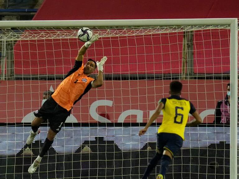 Claudio Bravo destacó la lucha ante Ecuador: "Con un hombre menos cuesta mucho competir, pero me siento orgulloso de lo que vi"