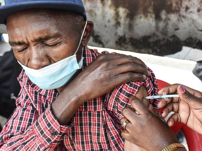 Un hombre recibe una dosis de la vacuna contra el Covid-19 en Nairobi