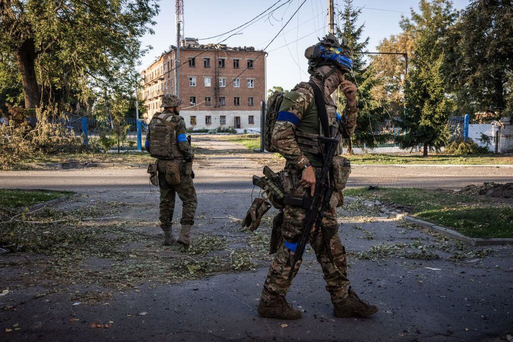 Un grupo de militares de Ucrania avanzan por una de las localidades tomadas en la región de Kursk en Rusia.
