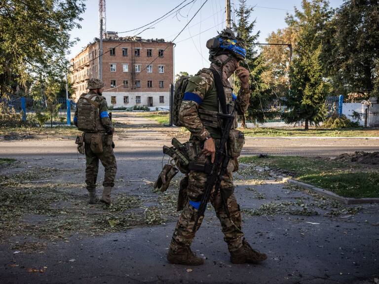 Un grupo de militares de Ucrania avanzan por una de las localidades tomadas en la región de Kursk en Rusia.