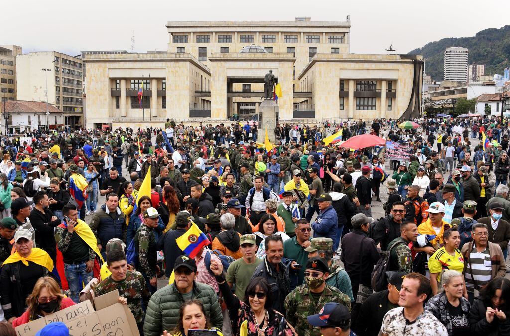 Grupo de expolicías y exmilitares protestan contra el gobierno en Colombia