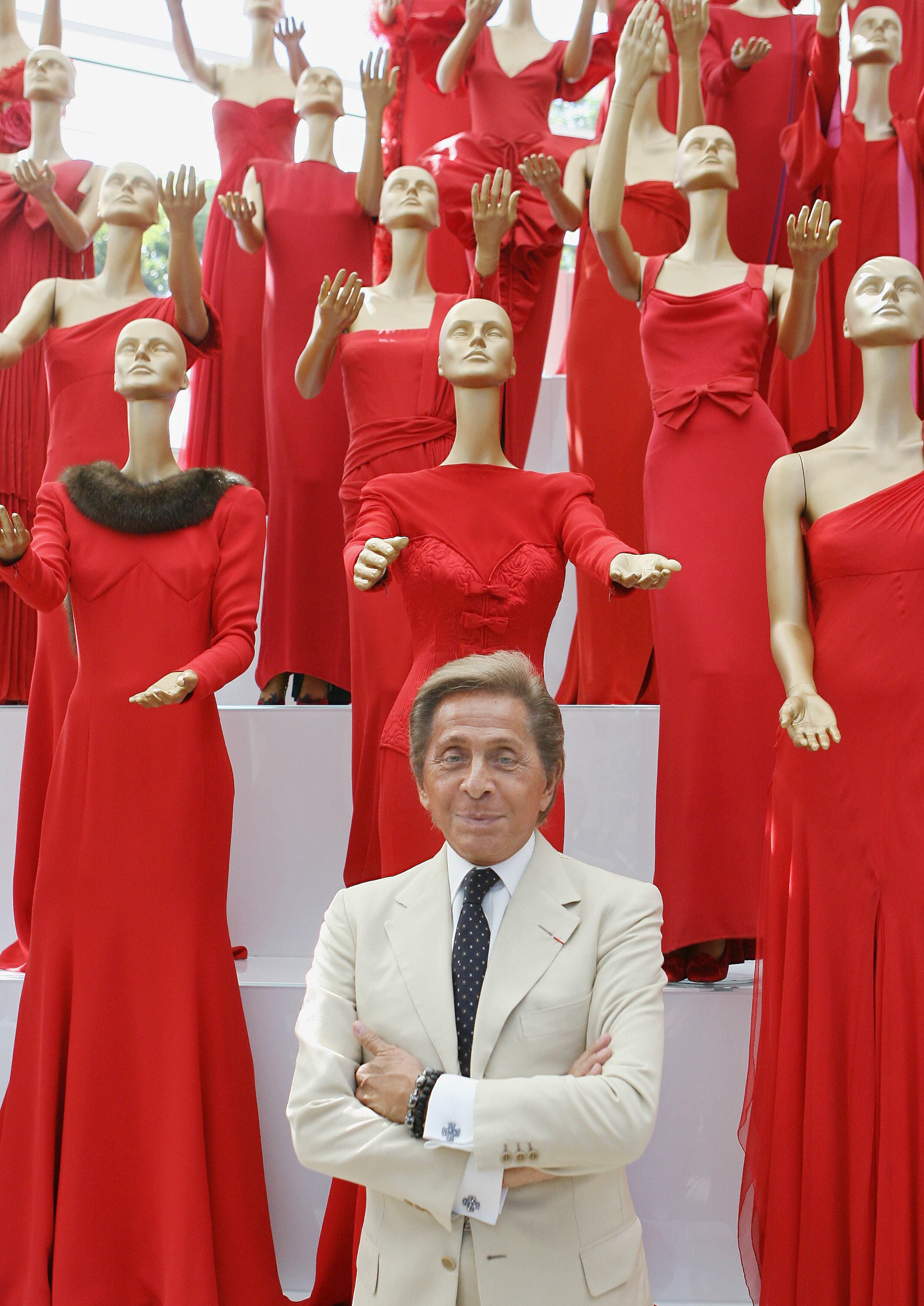Rome, ITALY: Fashion designer Valentino poses at the opening of his exhibition, at the Ara Pacis museum in Rome 06 July 2007. Valentino's celebrates his 45 years in the business. AFP PHOTO / ALBERTO PIZZOLI (Photo credit should read ALBERTO PIZZOLI/AFP via Getty Images)