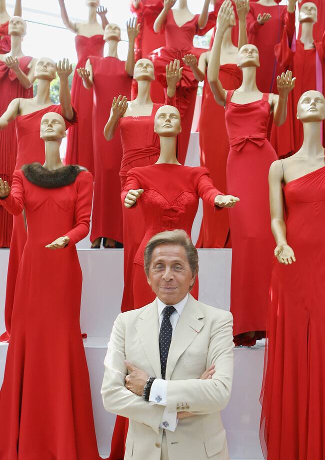 Rome, ITALY: Fashion designer Valentino poses at the opening of his exhibition, at the Ara Pacis museum in Rome 06 July 2007. Valentino's celebrates his 45 years in the business. AFP PHOTO / ALBERTO PIZZOLI (Photo credit should read ALBERTO PIZZOLI/AFP via Getty Images)