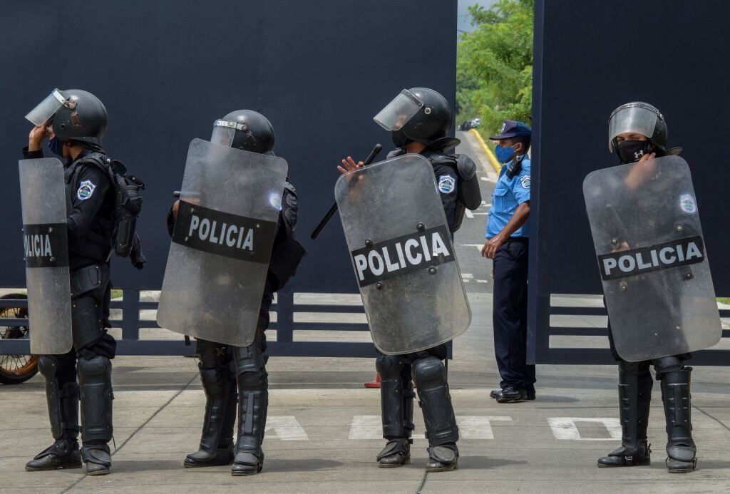 Policías nicaragüenses impiden el paso al centro de detención El Chipote