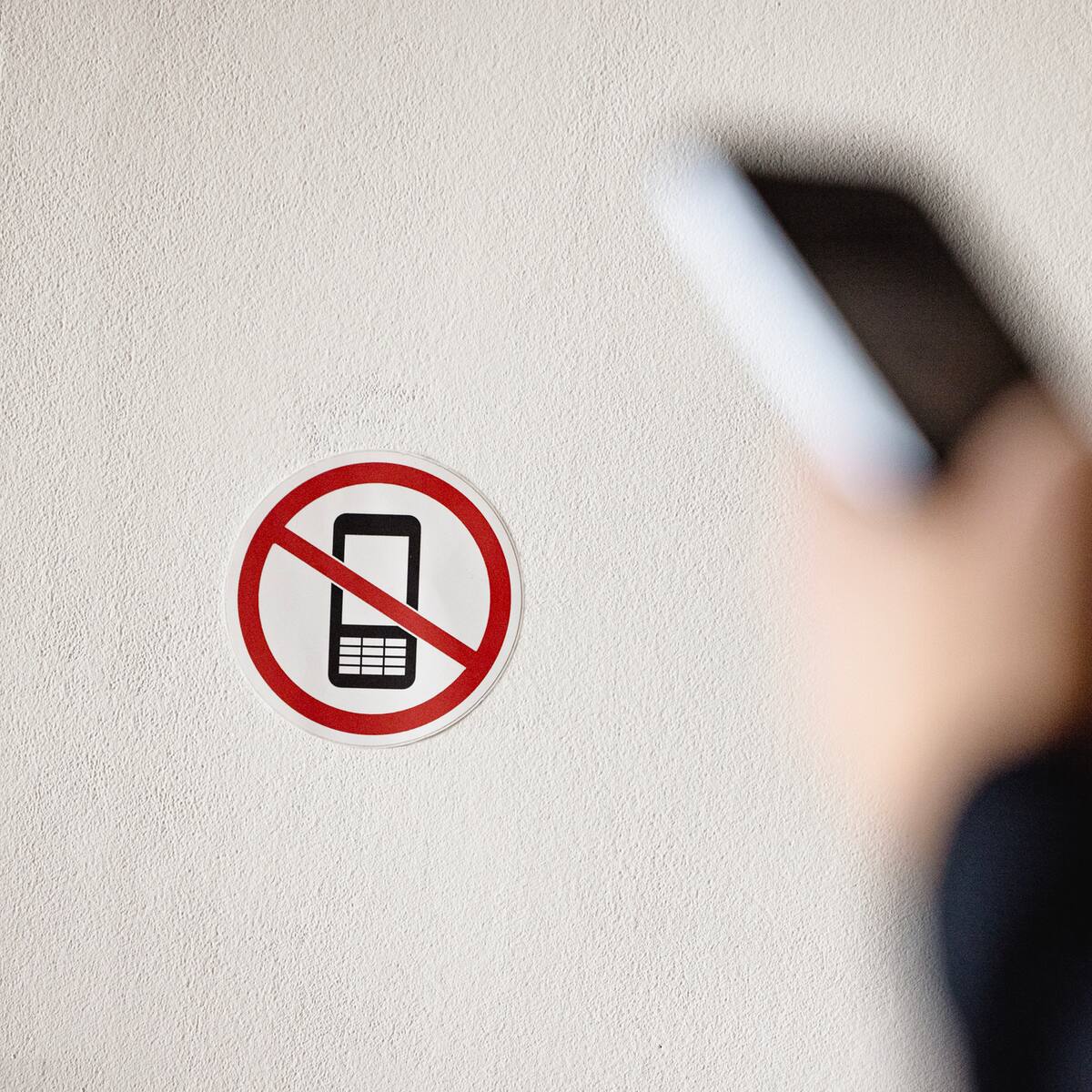 Denuncian a estudiante de primero medio por tener 2.000 fotos bajo faldas de alumnas y usar IA para desnudarlas