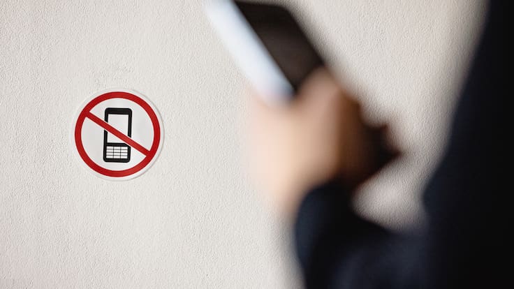 Denuncian a estudiante de primero medio por tener 2.000 fotos bajo faldas de alumnas y usar IA para desnudarlas