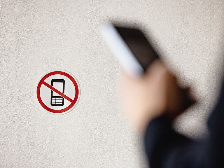 Denuncian a estudiante de primero medio por tener 2.000 fotos bajo faldas de alumnas y usar IA para desnudarlas