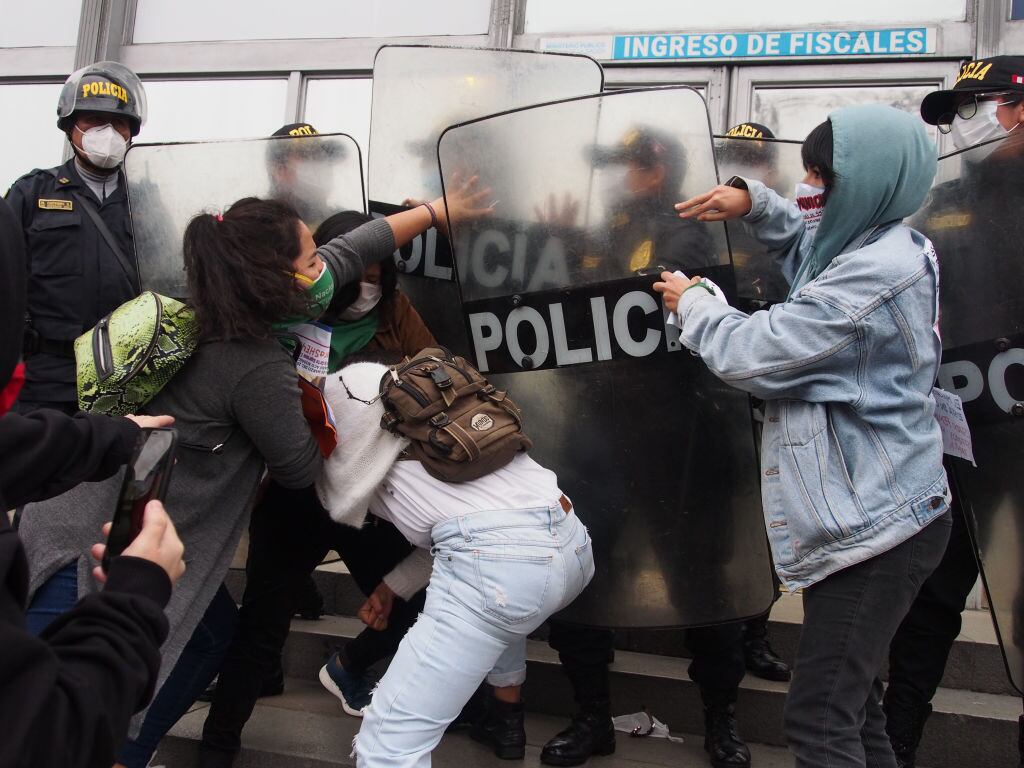 Policías chocan con escudos a feministas en Lima