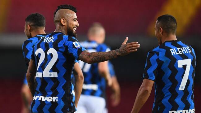 BENEVENTO, ITALY - SEPTEMBER 30: Arturo Vidal and Alexis Sanchez of FC Internazionale celebrate during the Serie A match between Benevento Calcio and FC Internazionale at Stadio Ciro Vigorito on September 30, 2020 in Benevento, Italy. (Photo by Claudio Villa - Inter/Inter via Getty Images)