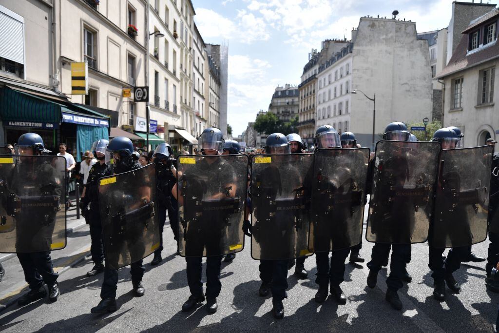 Policía de Francia rodea protesta en París contra el racismo