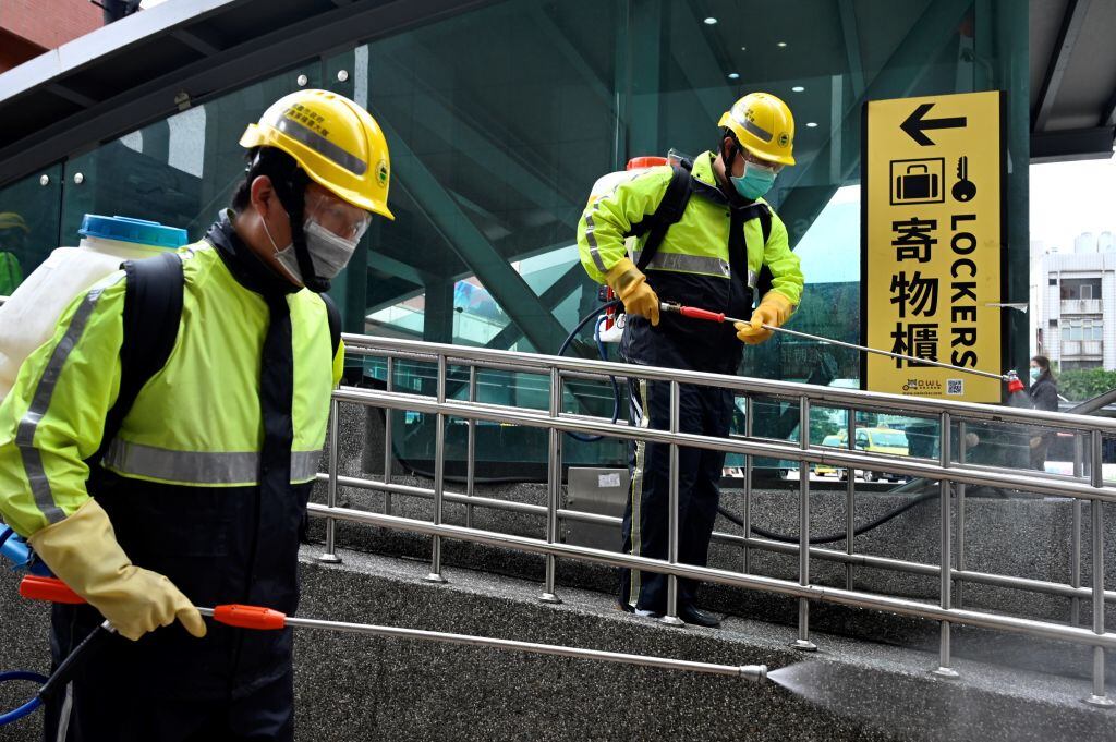 Trabajadores desinfectan una estación del metro en Taiwán