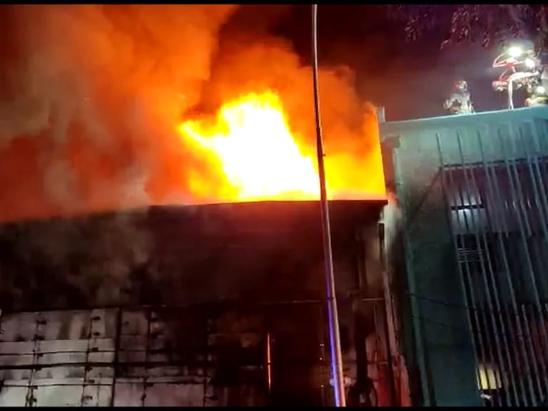Incendio en Barrio Meiggs destruyó un local comercial: fuego se encuentra circunscrito