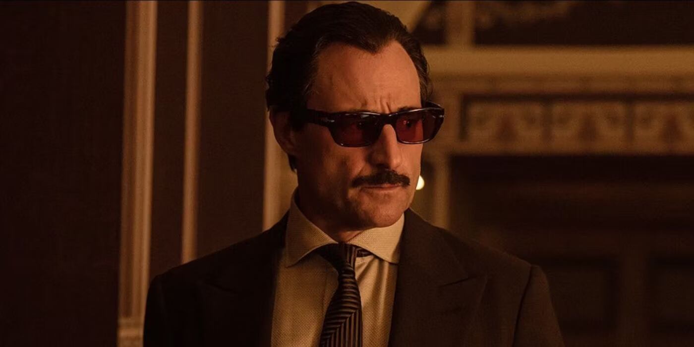Mark Strong como Carmine Falcone