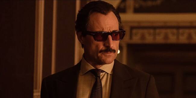 Mark Strong como Carmine Falcone