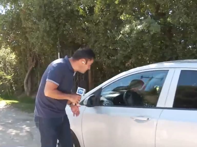 “¿Qué le pasa señor? Este tipo de cosas vivimos en el reporteo...“: Roberto Saa sufre ataque en vivo en televisión