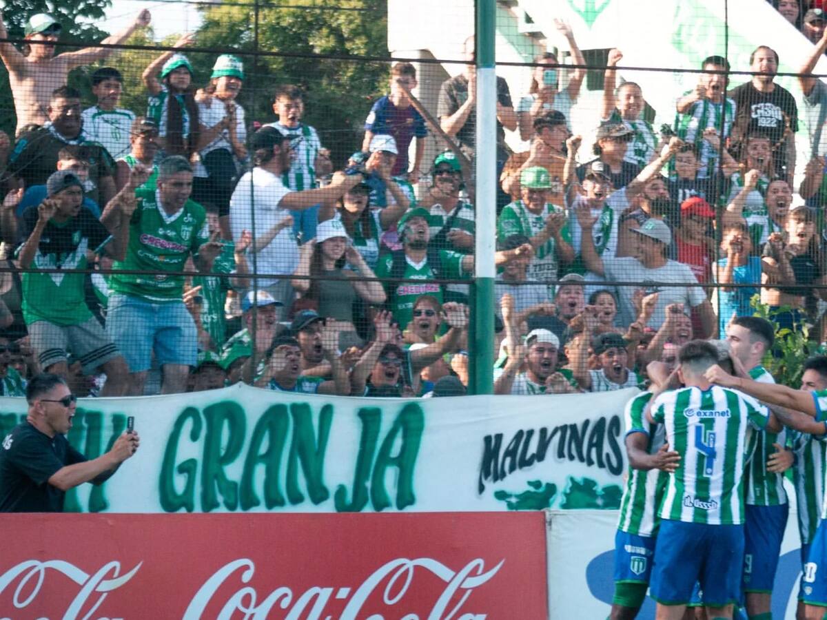Insólito: hincha atacó con orina a jefe de prensa de club argentino en pleno partido