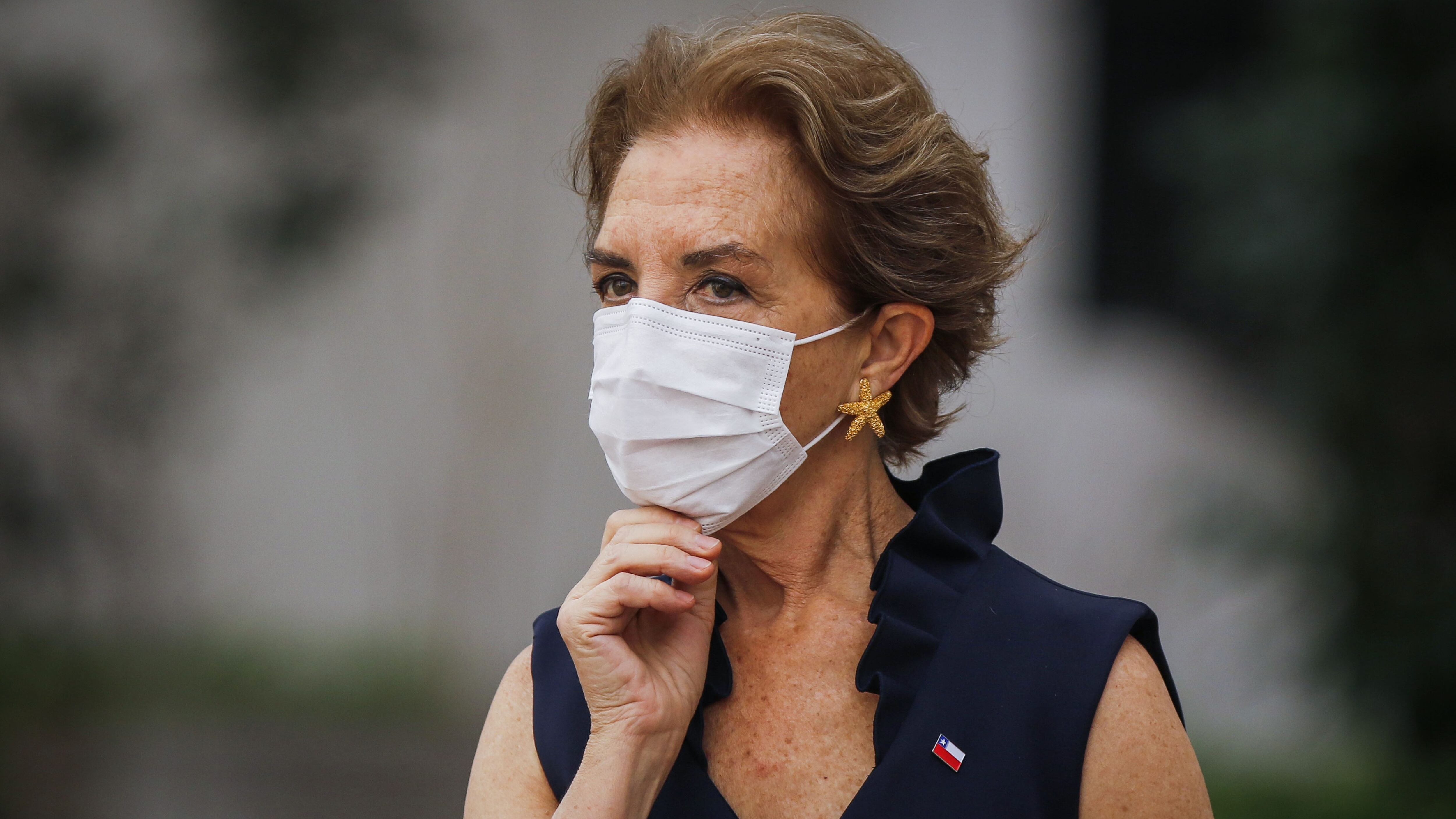 6 de abril del 2020/SANTIAGOGloria Hutt, ministra de Transporte y Telecomunicaciones, se acomoda la mascarilla, y se retira del Palacio de La Moneda, tras terminar el punto de prensa.
FOTO: SEBASTIAN BELTRAN GAETE/AGENCIAUNO