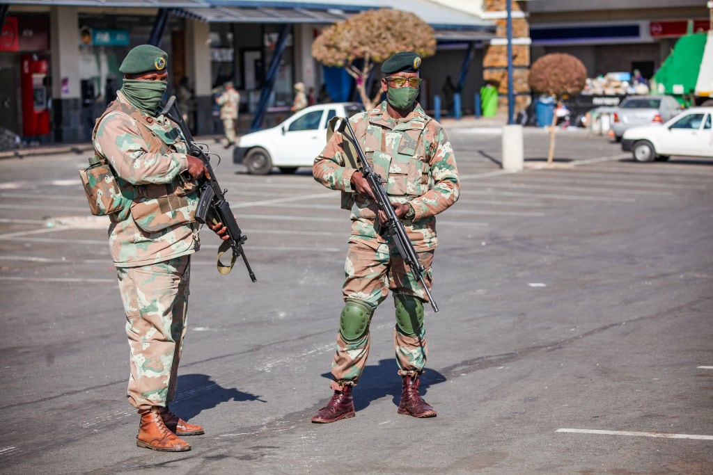 Soldados custodian las calles de la ciudad de Soweto
