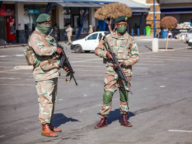 Soldados custodian las calles de la ciudad de Soweto
