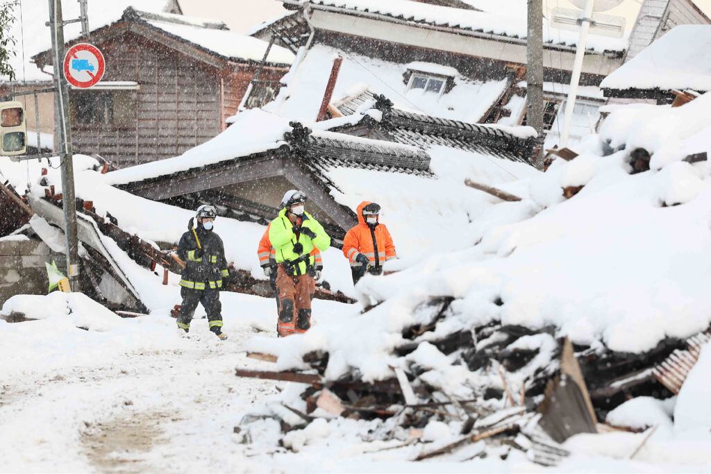 Los equipos de rescate siguen buscando a las más de 300 personas que se encuentran desaparecidas luego del terremoto en Japón.