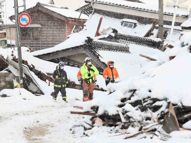 Los equipos de rescate siguen buscando a las más de 300 personas que se encuentran desaparecidas luego del terremoto en Japón.