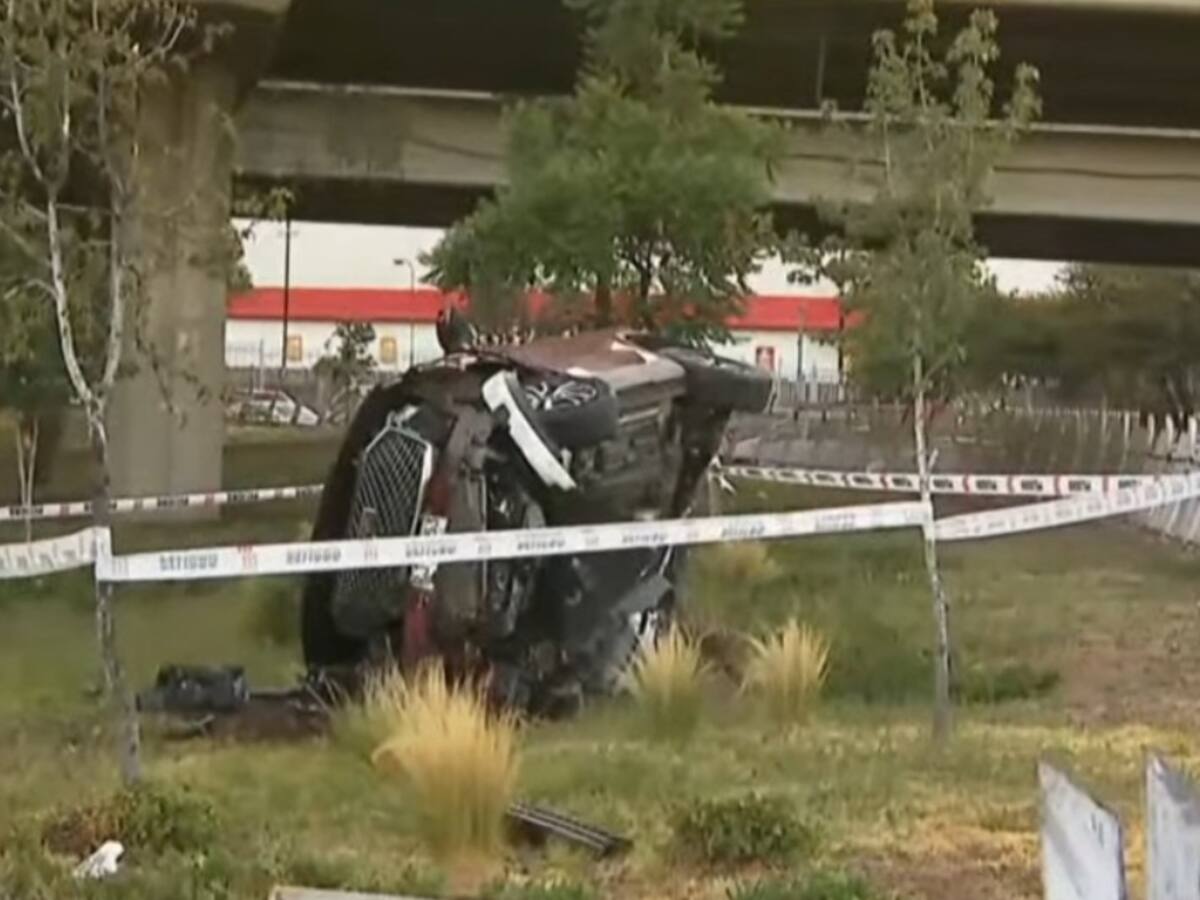 Accidente terminó con automóvil volcado en bandejón central de la rotonda Grecia
