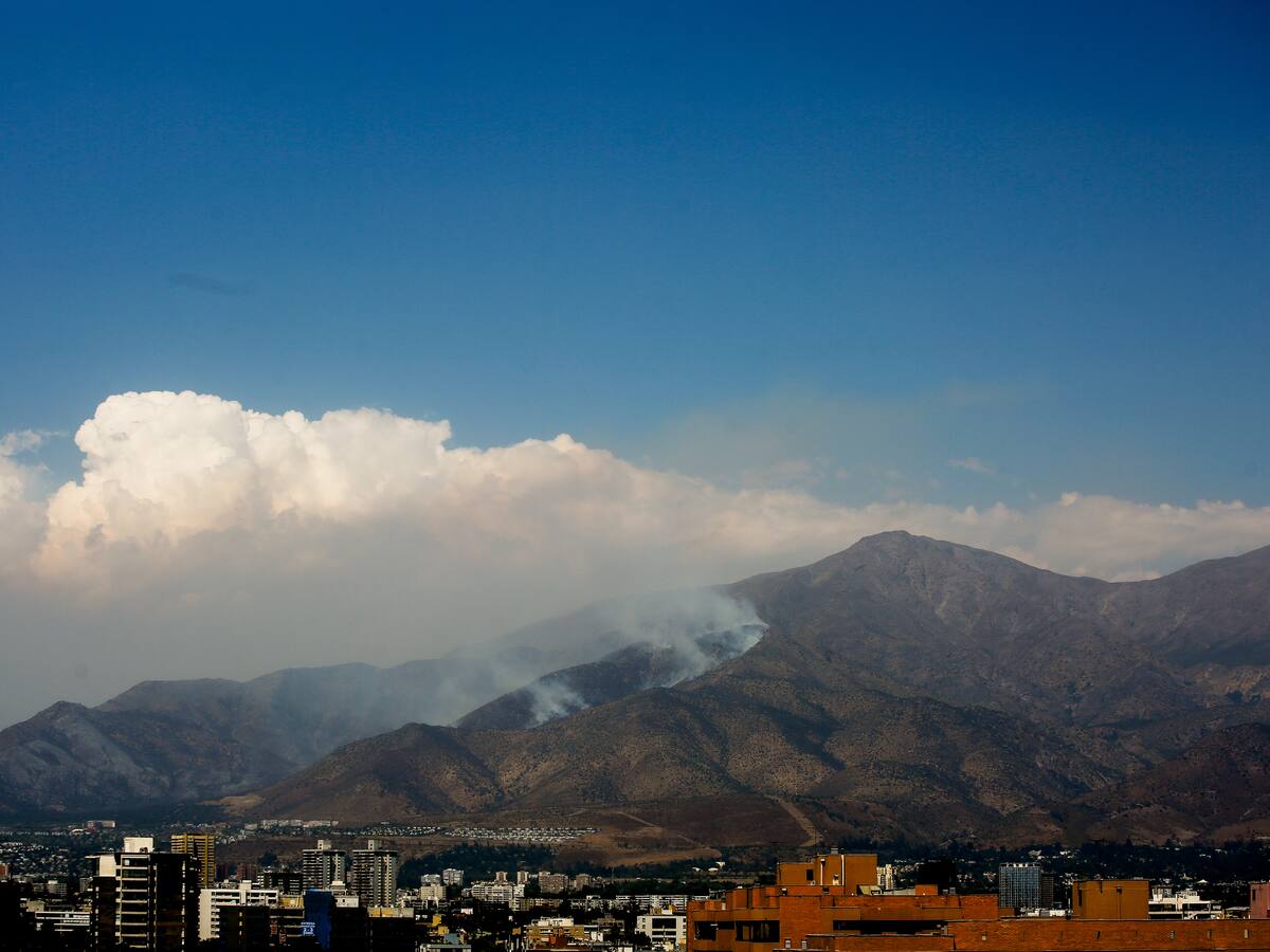 Cruzados dispone instalaciones del Claro Arena para combatir el incendio forestal en San Carlos de Apoquindo