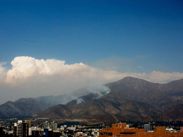 Cruzados dispone instalaciones del Claro Arena para combatir el incendio forestal en San Carlos de Apoquindo