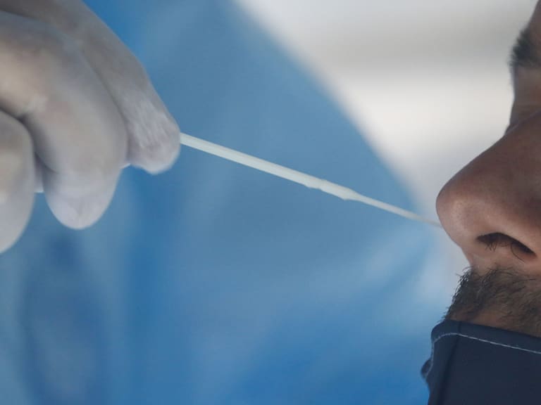 09 DE DICIEMBRE DE 2020/VALPARAISOUn hombre se practica un examen PCR, en medio de un operativo de busqueda activa de casos de Coronavirus positivo, luego del aumento de contagios en la region.
FOTO: LEONARDO RUBILAR CHANDIA/AGENCIAUNO