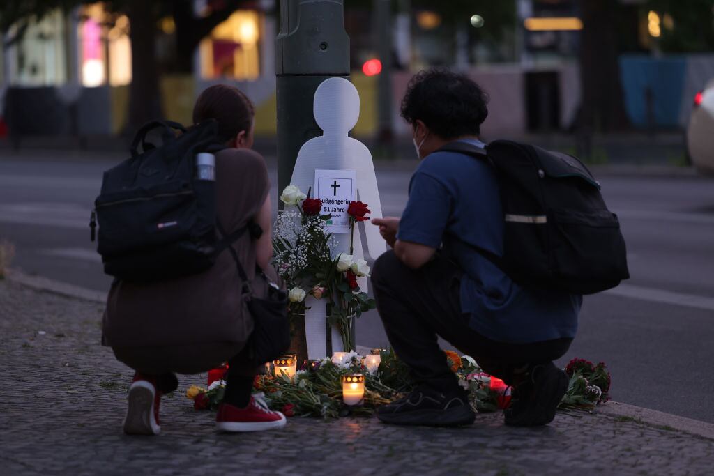 Ciudadanos homenajean a profesora asesinada en atropello masivo en Berlín