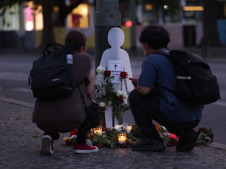 Ciudadanos homenajean a profesora asesinada en atropello masivo en Berlín