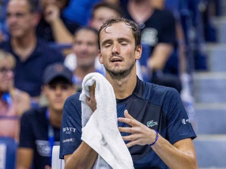 Daniil Medvedev colapsó y tildó a fanaticada francesa de «monos» luego que lo abuchearan en su duelo ante Wawrinka