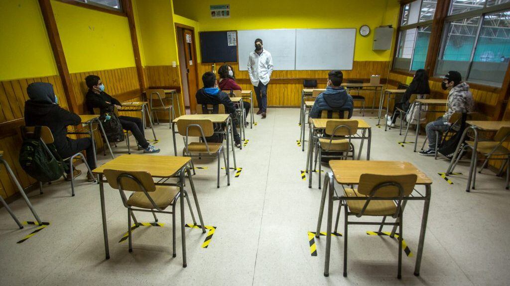 6 DE ABRIL 2021 / OSORNOAlumnos del Colegio San Alberto Hurtado al interior de la sala de clases para dar inicio a las clases presenciales en el primer día de Fase 2  luego de 9 semanas de cuarentena total.-
FOTO: FERNANDO LAVOZ /AGENClAUNO.