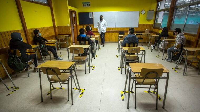 6 DE ABRIL 2021 / OSORNOAlumnos del Colegio San Alberto Hurtado al interior de la sala de clases para dar inicio a las clases presenciales en el primer día de Fase 2 luego de 9 semanas de cuarentena total.-
FOTO: FERNANDO LAVOZ /AGENClAUNO.