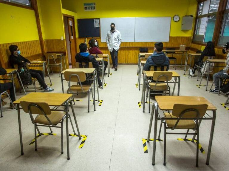 6 DE ABRIL 2021 / OSORNOAlumnos del Colegio San Alberto Hurtado al interior de la sala de clases para dar inicio a las clases presenciales en el primer día de Fase 2 luego de 9 semanas de cuarentena total.-
FOTO: FERNANDO LAVOZ /AGENClAUNO.