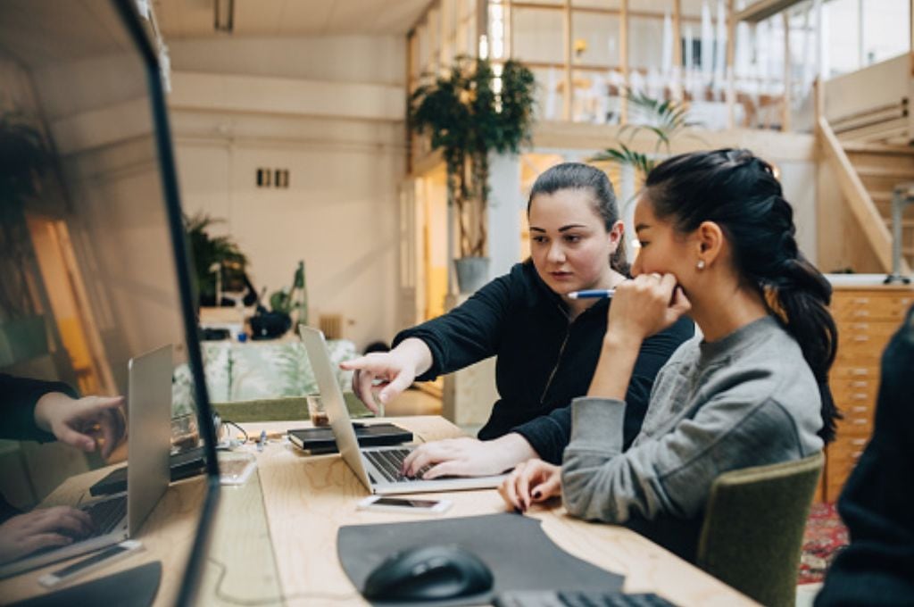 Mujeres especializadas en programación: Chile presenta un crecimiento entre el año 2022 al 2023