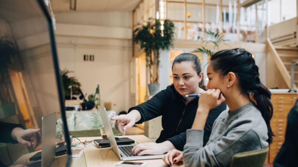 Mujeres especializadas en programación: Chile presenta un crecimiento de más de 10% durante el último año