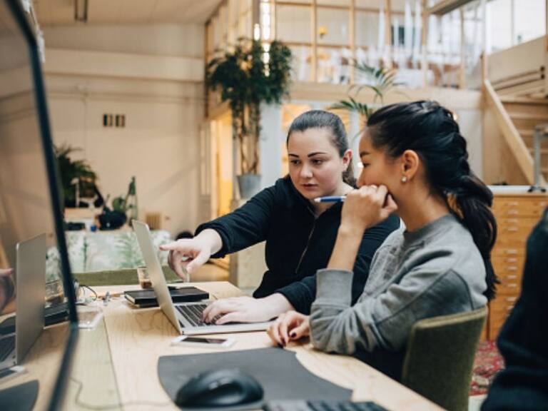 Mujeres especializadas en programación: Chile presenta un crecimiento entre el año 2022 al 2023