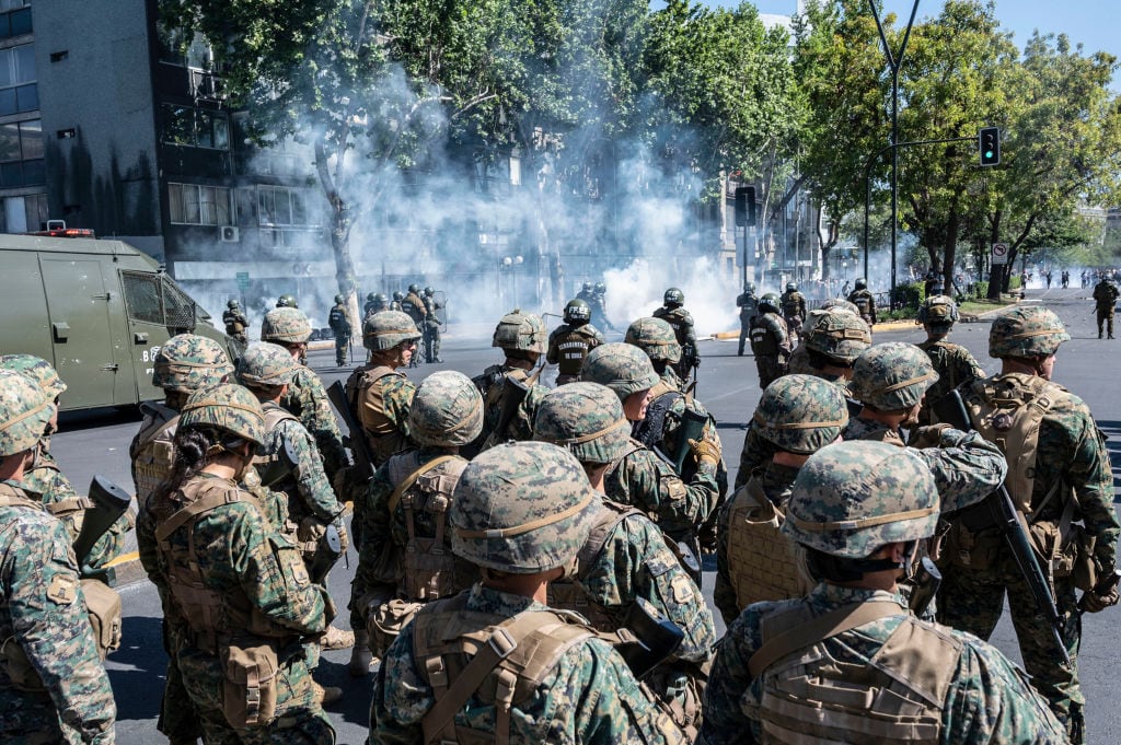 Soldados reprimen manifestantes en Santiago de Chile en 2019
