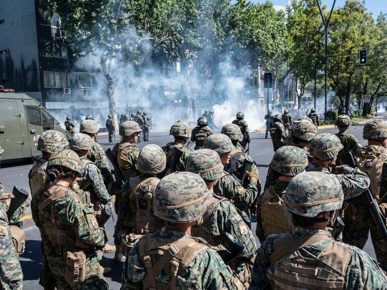 Soldados reprimen manifestantes en Santiago de Chile en 2019