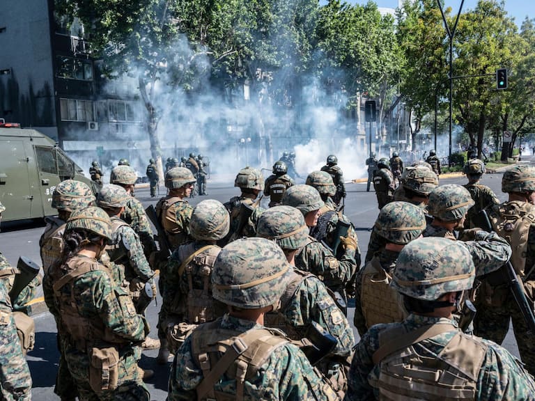 Soldados reprimen manifestantes en Santiago de Chile en 2019