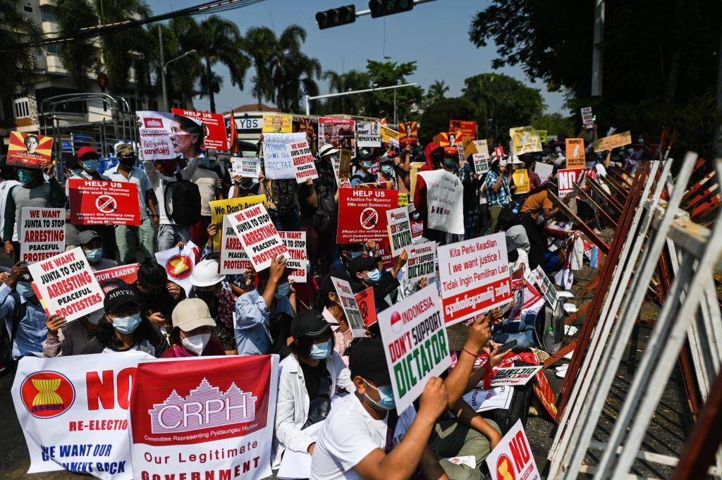 Manifestantes protestan ante la embajada de Indonesia en Rangún